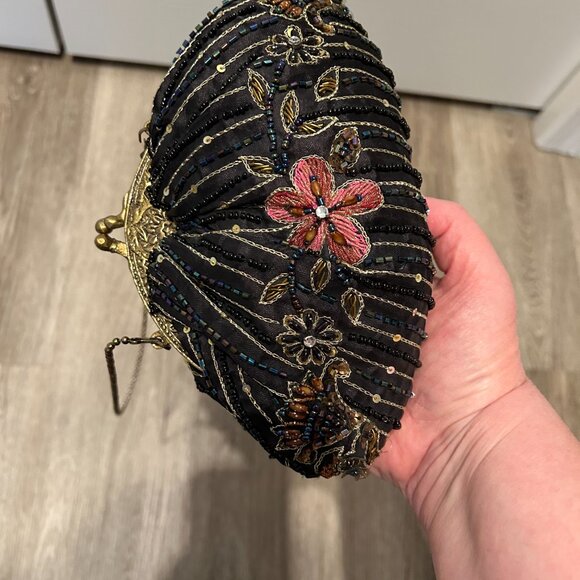 Elegant Black Beaded Clutch with Floral Design - Picture 4 of 12